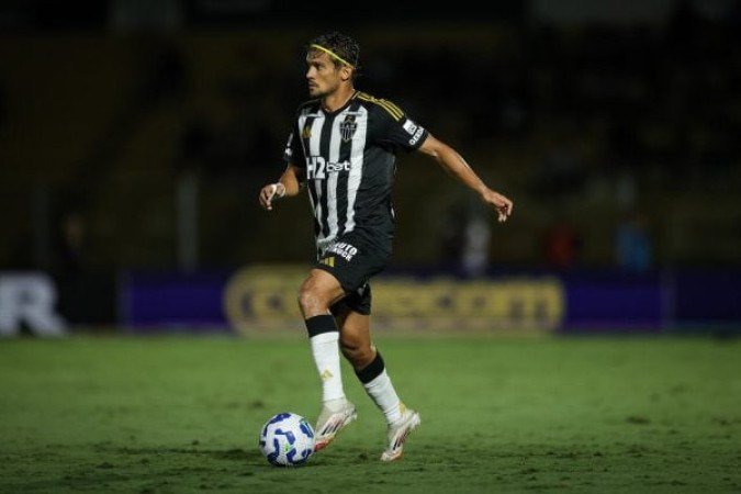 SCARPA   -  Foi o melhor criador do Atlético no primeiro tempo, se aproximando dos atacantes e até arriscando finalizações. Não teve sucesso na maioria das jogadas. Mas foi quem mais tentou municiar os homens de frente. NOTA 6,5  -Foto: Pedro Souza / Atlético