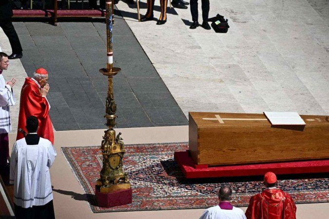 O funeral foi conduzido pelo decano do Colégio Cardinalício, o cardeal Giovanni Battista Re - (crédito: BBC) O funeral foi conduzido pelo decano do Colégio Cardinalício, o cardeal Giovanni Battista Re - (crédito: BBC)