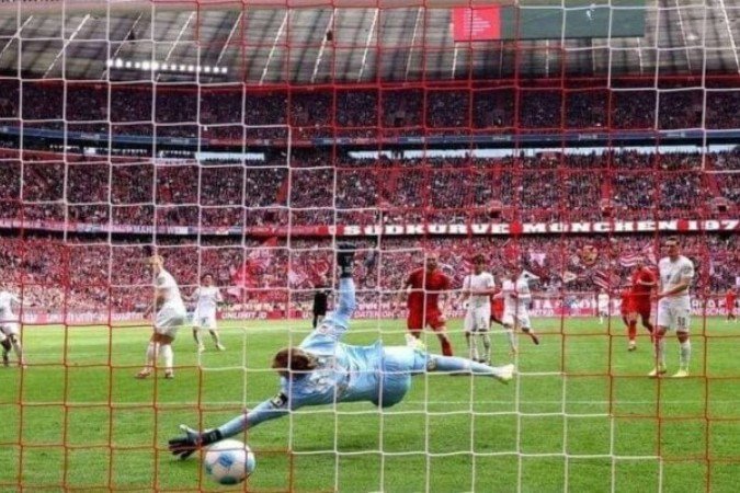 Olise (encoberto) chuta para fazer o segundo gol do Bayern diante do Mainz - (crédito: Foto: Alexander Hassenstein/Getty Images) Olise (encoberto) chuta para fazer o segundo gol do Bayern diante do Mainz - (crédito: Foto: Alexander Hassenstein/Getty Images)