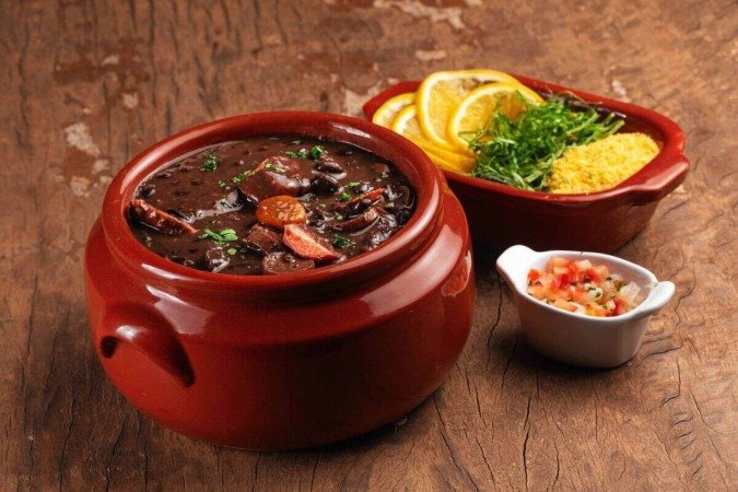 Feijoada vegana com linguiça vegetal (Imagem: Igor Vilela Rotundo | Shutterstock) - (crédito: EdiCase) Feijoada vegana com linguiça vegetal (Imagem: Igor Vilela Rotundo | Shutterstock) - (crédito: EdiCase)