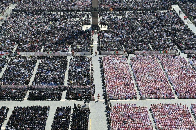 Vista geral da Pra&ccedil;a de S&atilde;o Pedro durante o funeral do papa Francisco, no Vaticano      