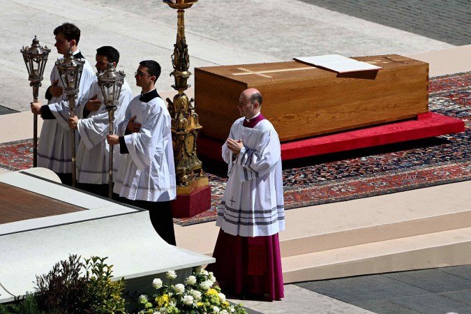 O livro dos evangelhos repousa sobre o caixão do falecido Papa Francisco durante a cerimônia fúnebre na Praça de São Pedro, no Vaticano
