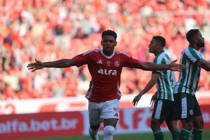 VITOR GABRIEL - Estava iluminado. Apesar de bater cabeça no gol do Juventude no início da partida. Foi ao ataque em escanteio e fez dois gols de cabeça para virar o placar, em assistência de Alan Patrick. Ganhou confiança e fez boa partida nesta véspera de aniversário (fará 21 nãos na próxima segunda-feira) NOTA 7,0. Foto:  Ricardo Duarte/Internacional