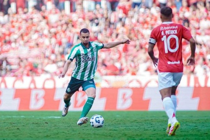 JUVENTUDE – Muito fraco. Achou um gol aos dois minutos, mas não fez mais nada com a bola. Na defesa, valha-me Deus. Levou três gols iguais de cabeça em lance de escanteio e quase saiu um quarto. Nenhum jogador merece situação tão ruim. Jogo fraquíssimo. NOTA: 3,0 Foto: Fernando Alves/ECJ Foto: Ricardo Duarte/Internacional