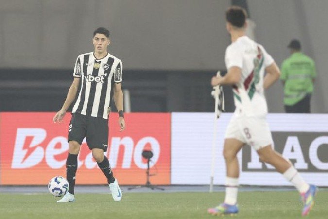 JAIR - Muito seguro na defesa e ainda apareceu no ataque, quase fazendo um gol no segundo tempo. Partida eficaz. NOTA 7,0. Foto: Vitor Silva