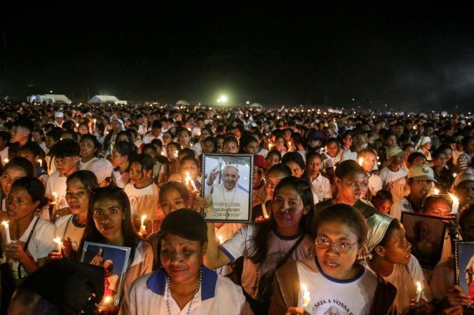 Fiéis católicos assistem à missa de réquiem do Papa Francisco na Esplanada de Tasitolu, em Díli, Timor Leste, onde ele celebrou uma missa em setembro do ano passado, em 26 de abril de 2025      
