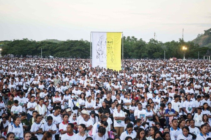 Fiéis católicos assistem à missa de réquiem do Papa Francisco na Esplanada de Tasitolu, em Díli, Timor Leste, onde ele celebrou uma missa em setembro do ano passado, em 26 de abril de 2025      