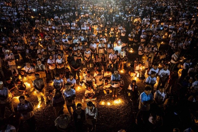 Uma imagem aérea mostra fiéis católicos segurando velas durante a missa de réquiem do Papa Francisco na Esplanada de Tasitolu, em Díli, Timor Leste, onde ele celebrou uma missa em setembro do ano passado, em 26 de abril de 2025      
