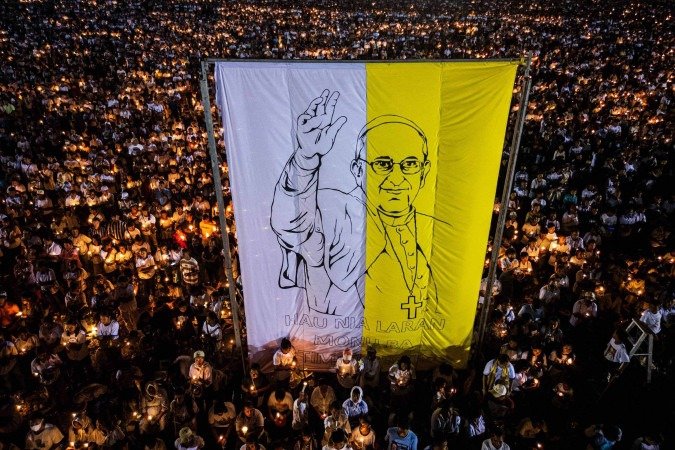 Uma imagem aérea mostra fiéis católicos segurando velas durante a missa de réquiem do Papa Francisco na Esplanada de Tasitolu, em Díli, Timor Leste, onde ele celebrou uma missa em setembro do ano passado, em 26 de abril de 2025      