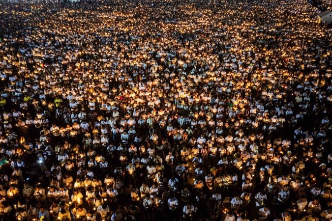 Uma imagem aérea mostra fiéis católicos segurando velas durante a missa de réquiem do Papa Francisco na Esplanada de Tasitolu, em Díli, Timor Leste, onde ele celebrou uma missa em setembro do ano passado, em 26 de abril de 2025      