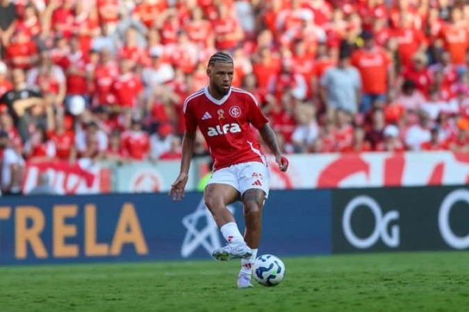 NATHAN – Fez um jogo bem correto, fechando espaços e com bons lançamentos, embora não tenha ido muito ao ataque. O único ponto negativo foi seu posicionamento no lance do primeiro gol, levando a bola nas costas. NOTA: 6,5 Foto: Ricardo Duarte/Internacional