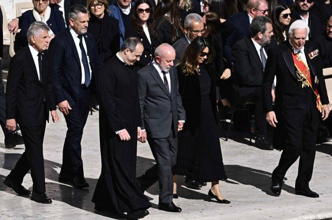 O presidente brasileiro Luiz Inácio Lula da Silva (C) e sua esposa, a primeira-dama do Brasil, Rosângela Lula da Silva (C/D), chegam antes da cerimônia fúnebre do falecido Papa Francisco na Praça de São Pedro, no Vaticano, em 26 de abril de 2025      