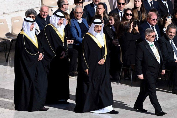 Ministério das Relações Exteriores do Reino do Bahrein Shaikh Abdulla Ahmed Abdulla AlKhalifa (C), Embaixador do Reino do Bahrein Essam Abdulaziz Aljassim (E2) e Ministério da Justiça do Reino do Bahrein Nawaf Mohamed Hamad Saqer Almouada (E) chegam para a cerimônia fúnebre do falecido Papa Francisco na Praça de São Pedro, no Vaticano, em 26 de abril de 2025      