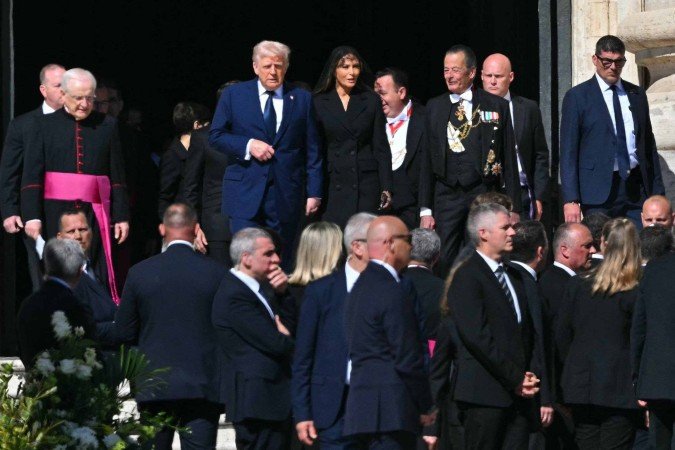 O presidente dos EUA, Donald Trump (C), e a primeira-dama dos EUA, Melania Trump, chegam para participar da cerimônia fúnebre do falecido Papa Francisco na Praça de São Pedro, no Vaticano, em 26 de abril de 2025      