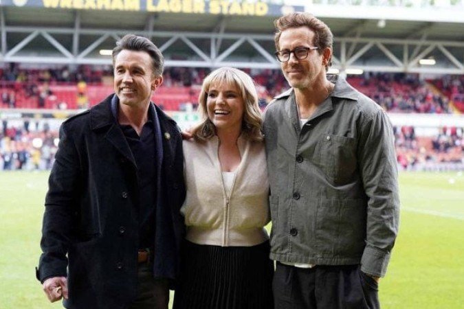 Ryan Reynolds (à direita) posa como campeão com o ator Rob McElhenney, seu sócio no Wrexham - (crédito: Foto: Kya Banasko/Getty Images) Ryan Reynolds (à direita) posa como campeão com o ator Rob McElhenney, seu sócio no Wrexham - (crédito: Foto: Kya Banasko/Getty Images)