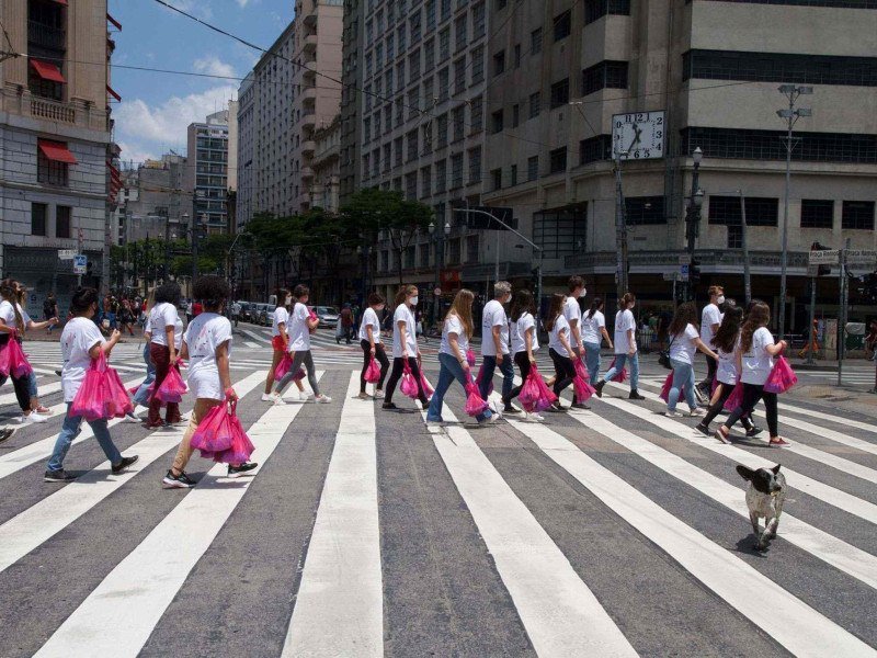 Inspirados por um documentário sobre o tema, integrantes do Fluxo sem tabu distribuem absorventes e kits de higiene pelas ruas de São Paulo -  (crédito: Fluxo sem tabu/Divulgação)