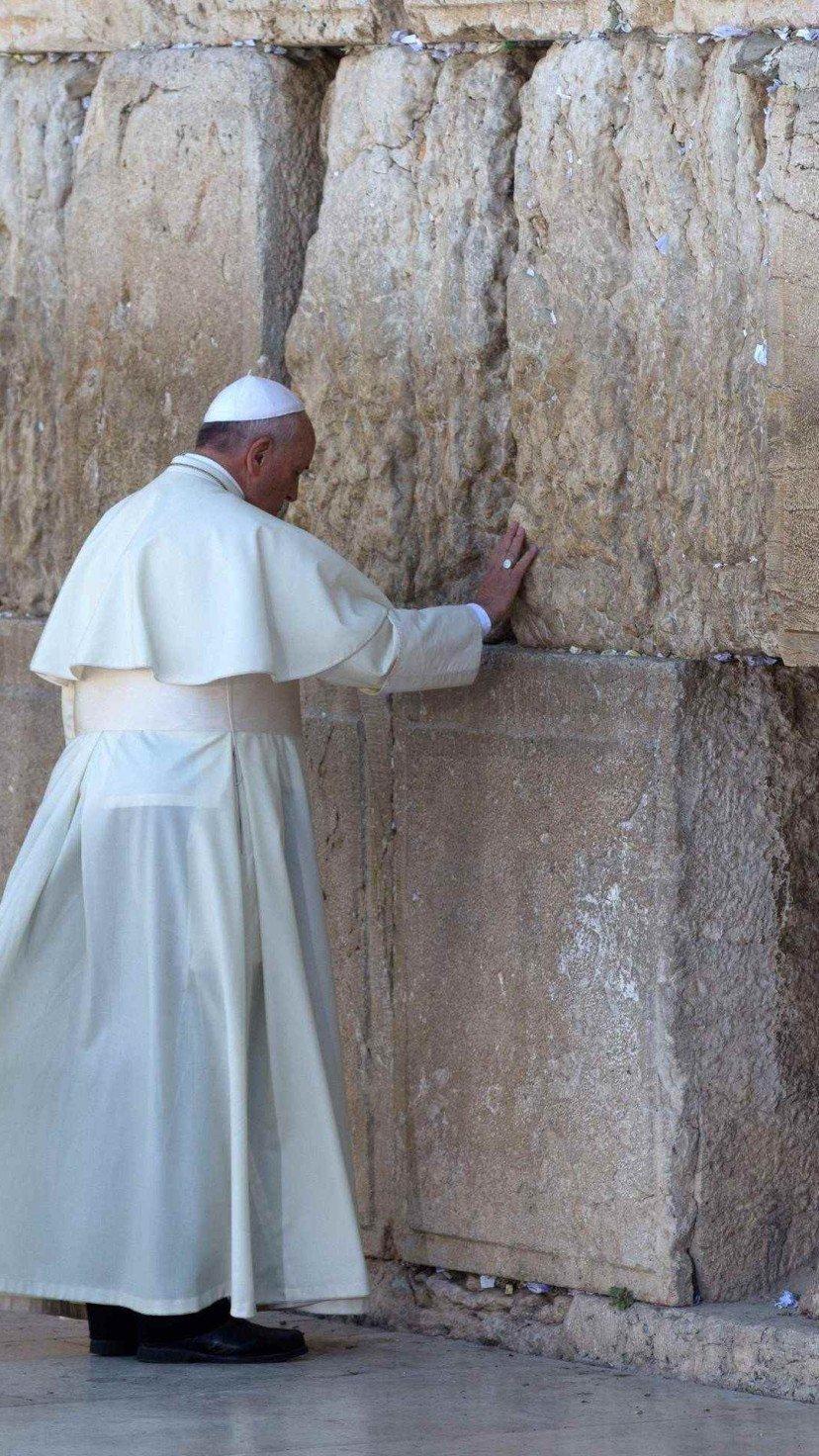 O Papa Francisco reza no Muro das Lamentações, o local mais sagrado do judaísmo, na Cidade Velha de Jerusalém, em 26 de maio de 2014       -  (crédito: Menahem KAHANA / AFP)