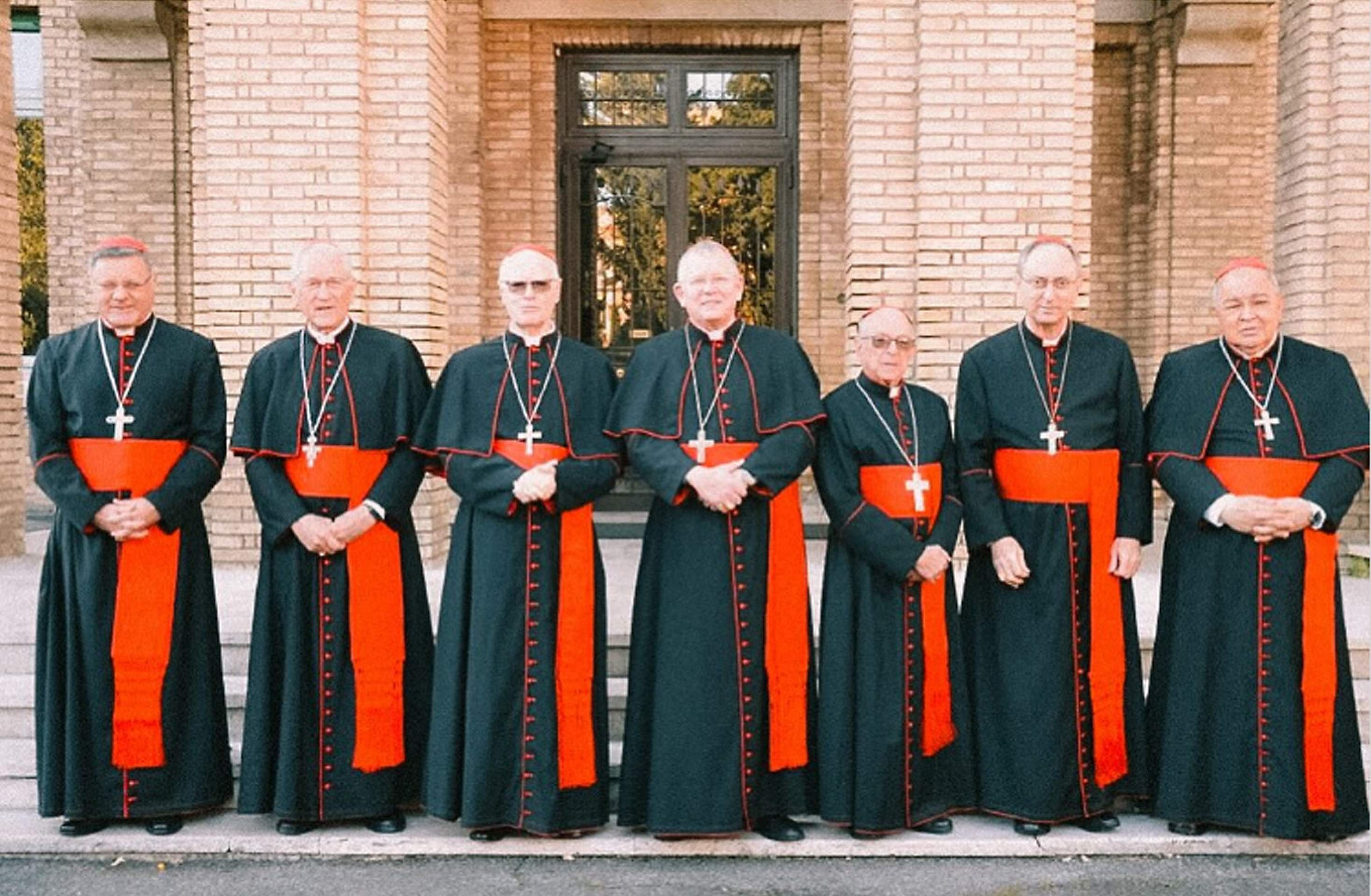 O arcebispo de Brasília, Cardeal Paulo Cezar Costa, junto com os demais cardeais brasileiros, permanece em Roma e se preparam para o conclave