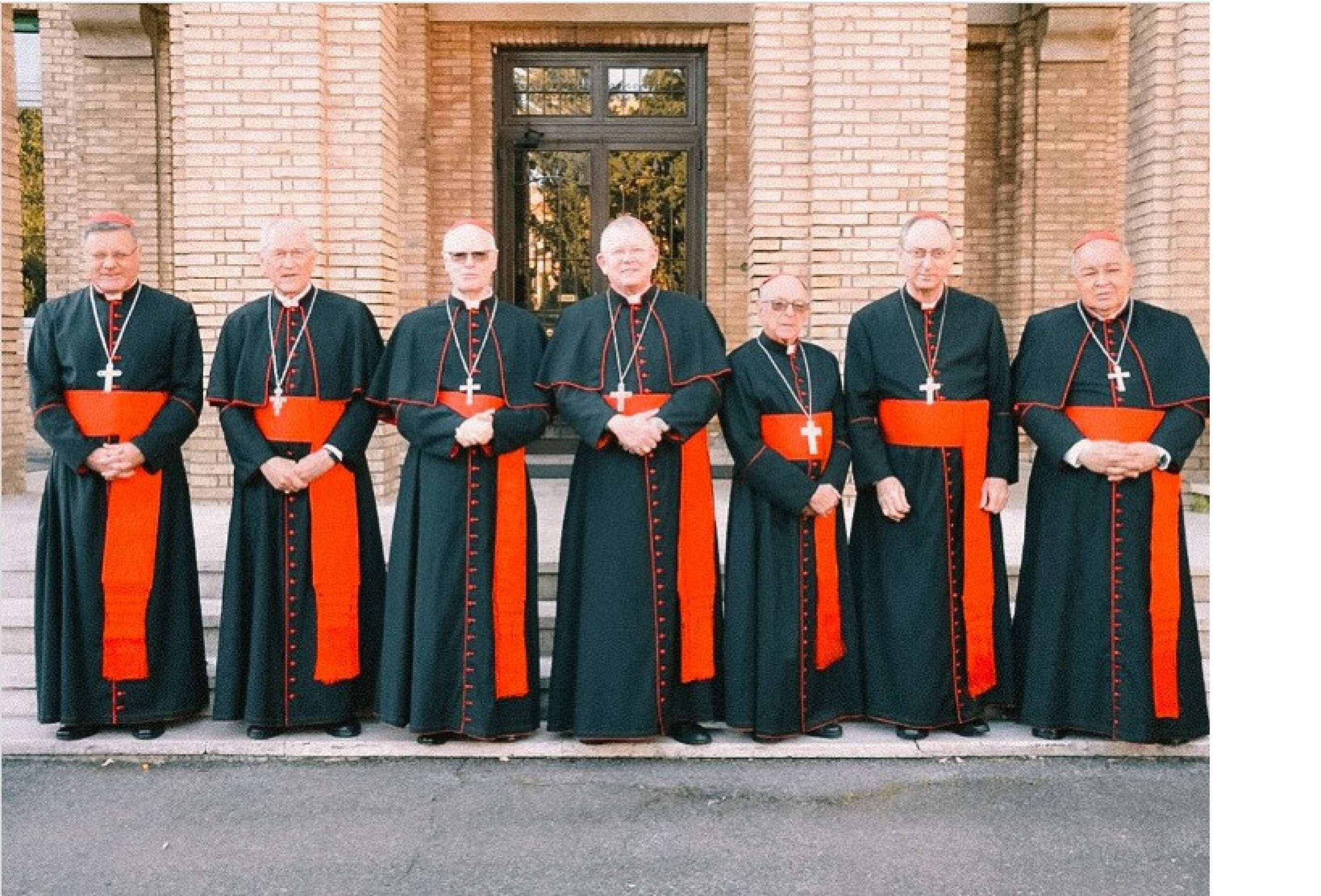 Cardeais brasileiros acompanham funeral do papa e se preparam para conclave