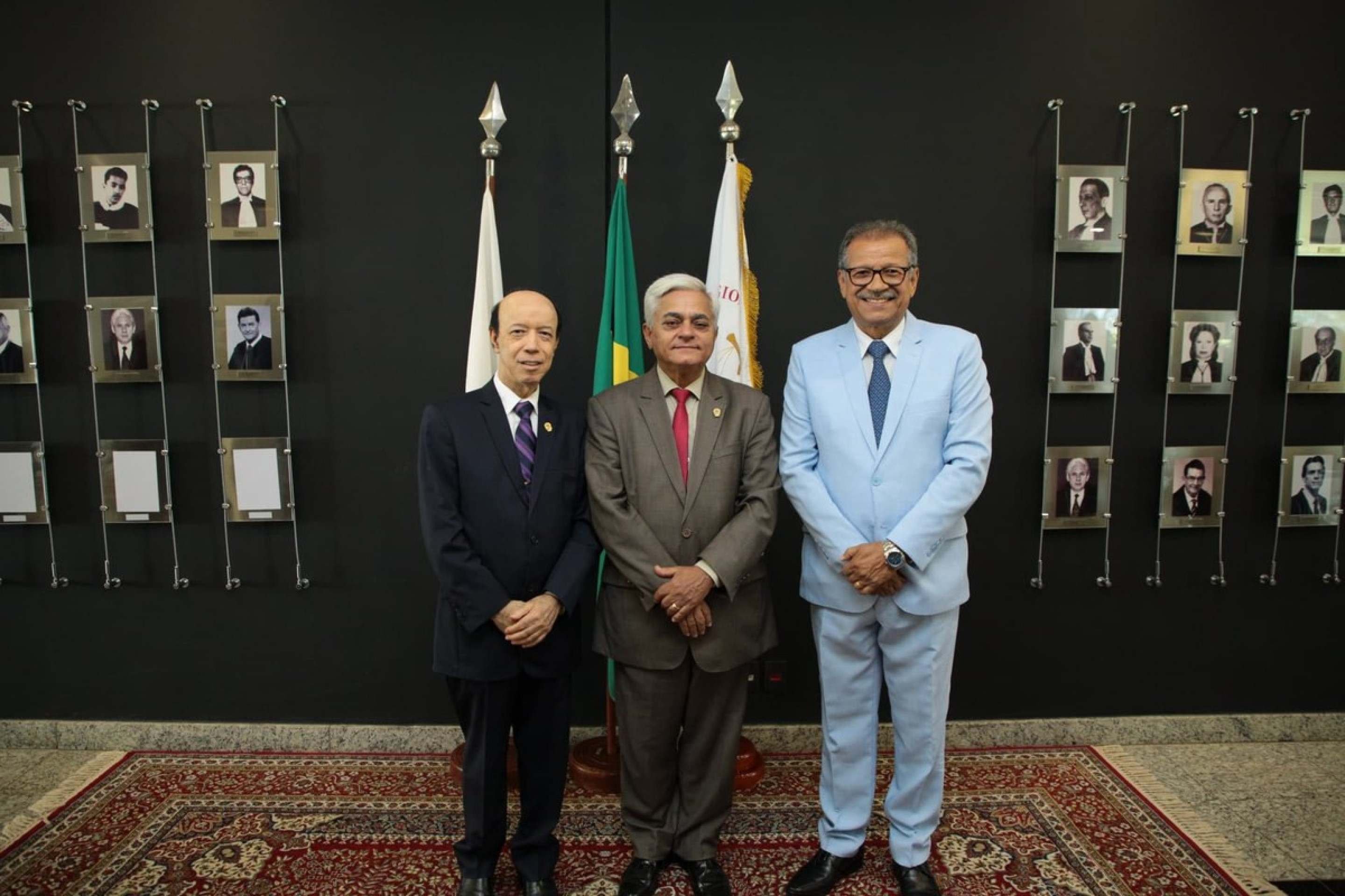 Desembargadores do DF são homenageados na galeria de fotos do TRE Desembargadores do DF são homenageados na galeria de fotos do TRE