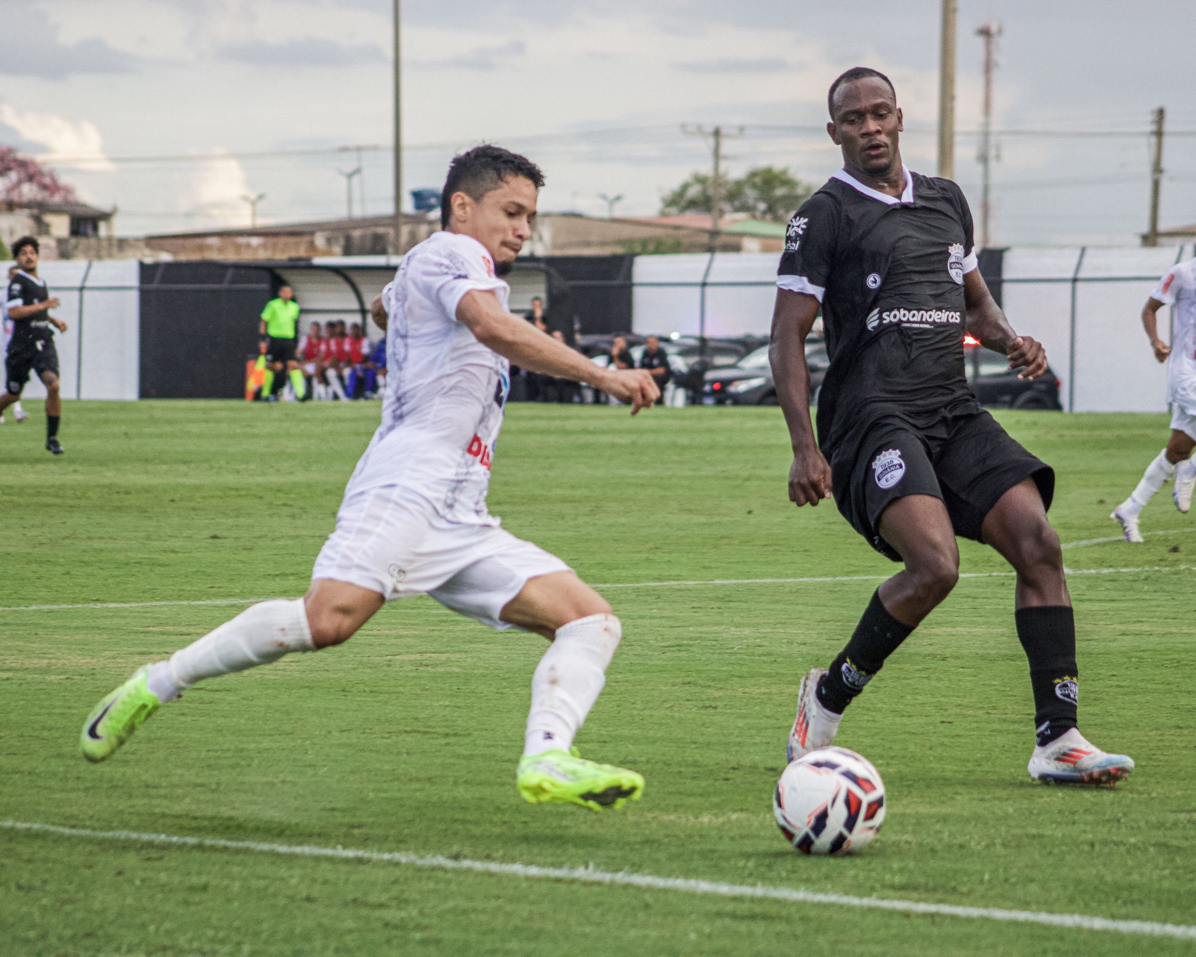 Mesmo em uma tarde apagada, o Ceilândia foi persistente ate o último minuto para chegar ao gol no Abadião