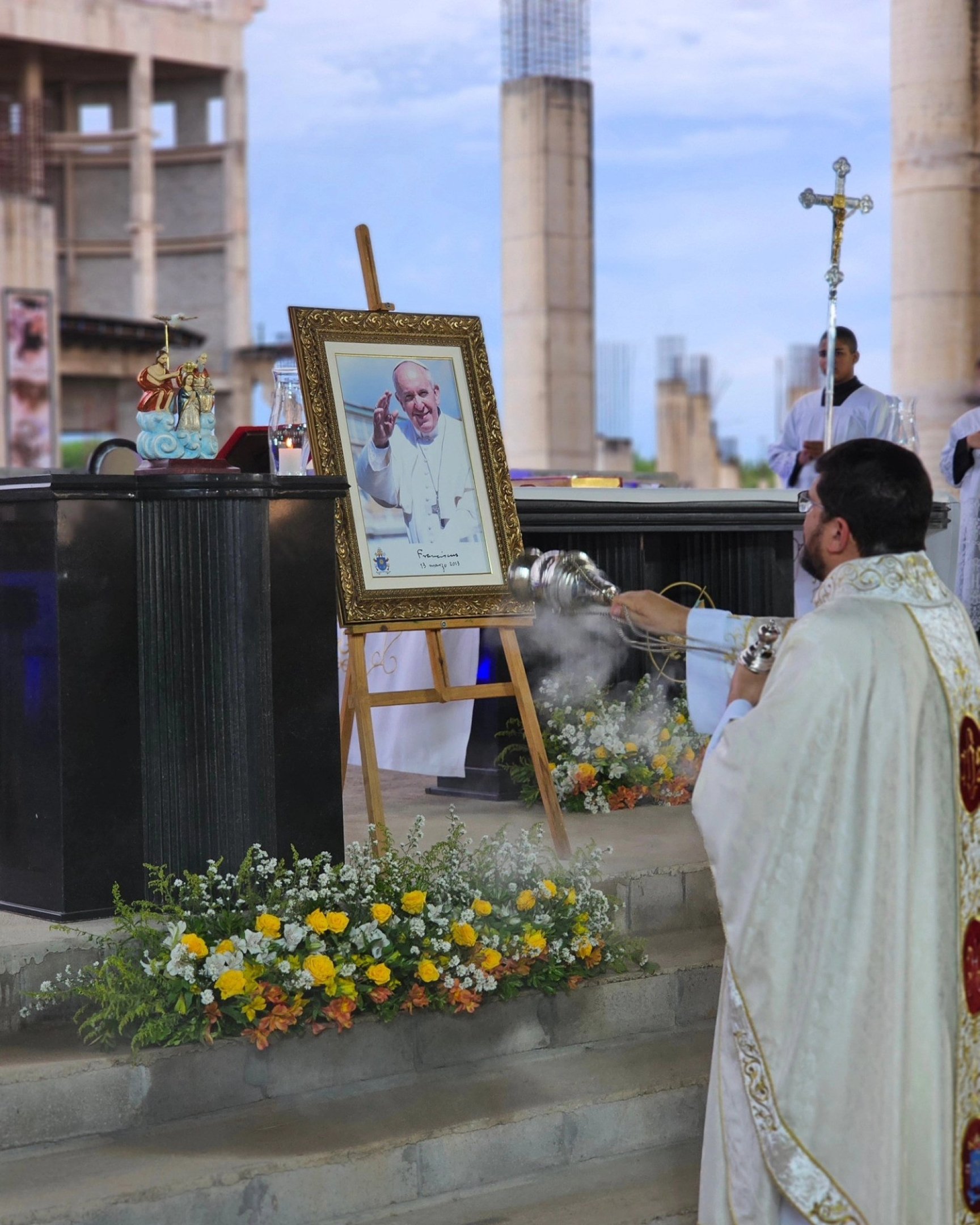No sábado (26/4), foi oficiada uma missa no local onde a nova basílica está sendo erguida