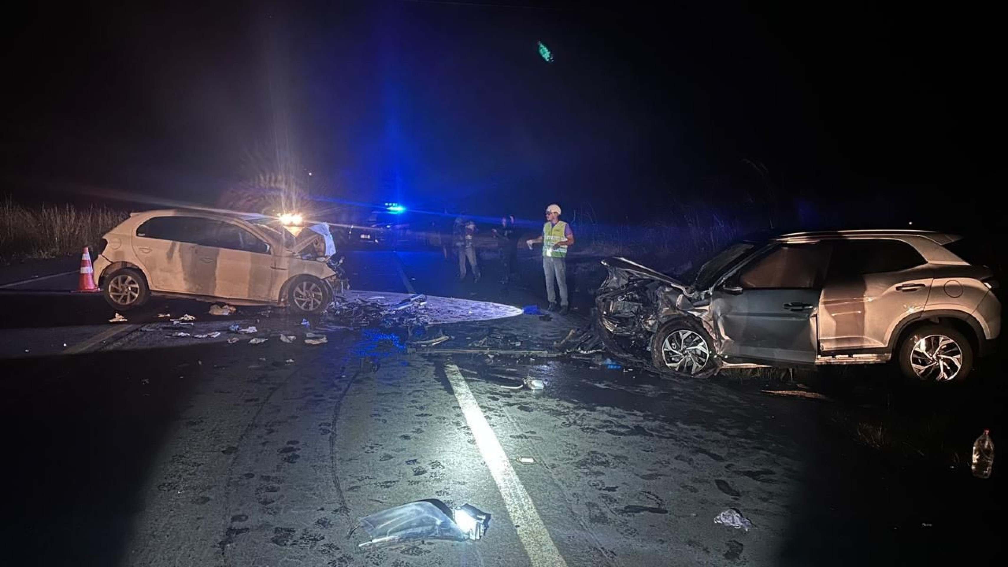 Colisão frontal deixa três mortos em Corumbá Colisão frontal deixa três mortos em Corumbá