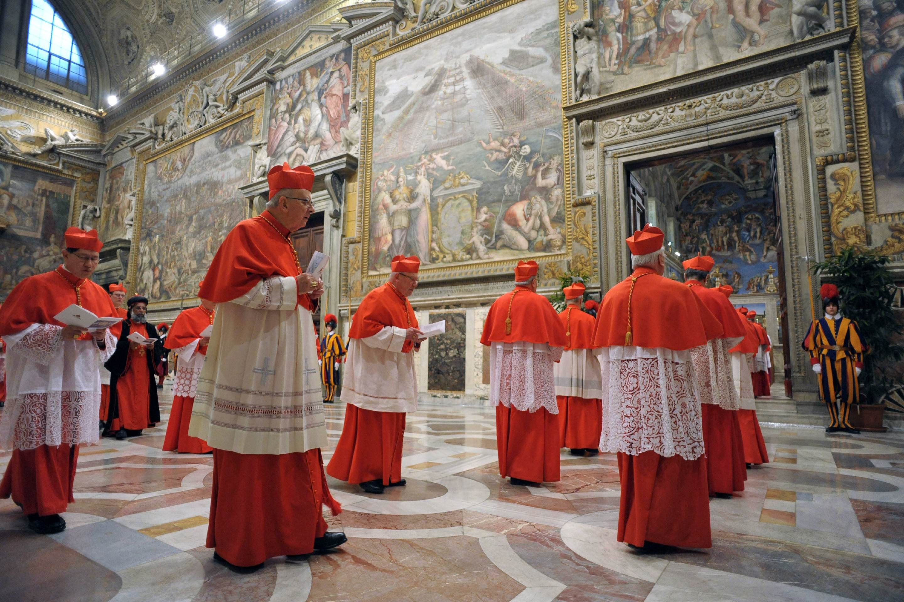 Cardeais entrando na Capela Sistina antes do início do conclave no Vaticano, em 12 de março de 2013      