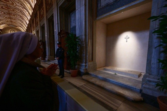 A Basília de Santa Maria Maggiore foi abertas às 7h15, no horário de Roma, para visitação. O mármore que cobre a sepultura foi retirado de Ligúria, região onde viviam os avós de Francisco - (crédito: AFP) A Basília de Santa Maria Maggiore foi abertas às 7h15, no horário de Roma, para visitação. O mármore que cobre a sepultura foi retirado de Ligúria, região onde viviam os avós de Francisco - (crédito: AFP)