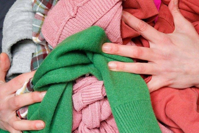 Orsola de Castro acredita que cuidar da roupa é também um ato de cuidado com o meio ambiente - (crédito: Getty Images) Orsola de Castro acredita que cuidar da roupa é também um ato de cuidado com o meio ambiente - (crédito: Getty Images)