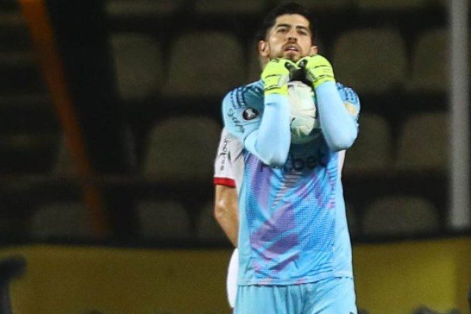 ROSSI – Muito reflexo para defender o chute à queima-roupa de Carrillo. NOTA 7,0