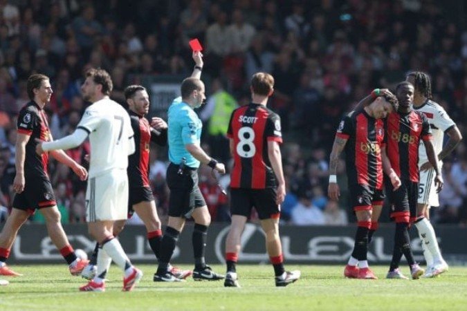 Evanílson leva vermelho e é expulso no empate de seu time, Bournemouth, diante do Manchester United - (crédito: Foto: Ryan Pierse/Getty Images) Evanílson leva vermelho e é expulso no empate de seu time, Bournemouth, diante do Manchester United - (crédito: Foto: Ryan Pierse/Getty Images)