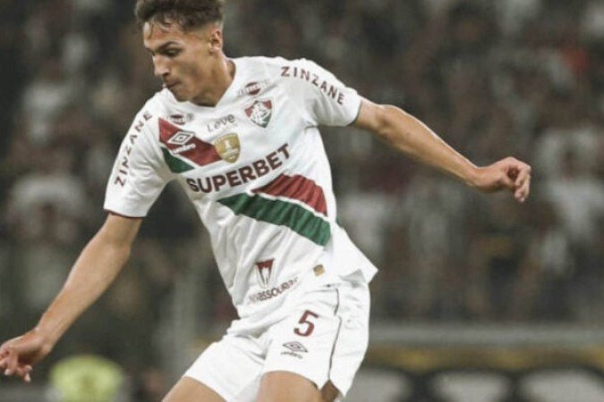 BERNAL - Jogo com altos e baixos. Foi dele o belo chute que obrigou FÃ¡bio a fazer uma grande defesa. Mas teve dificuldade em sair da marcaÃ§Ã£o, nÃ£o conseguindo ajudar Ãrias na criaÃ§Ã£o. Saiu para a entrada de Nascimento aos 20 do segundo tempo. NOTA 5,5.Foto: Marcelo GonÃ§alves/Fluminense 