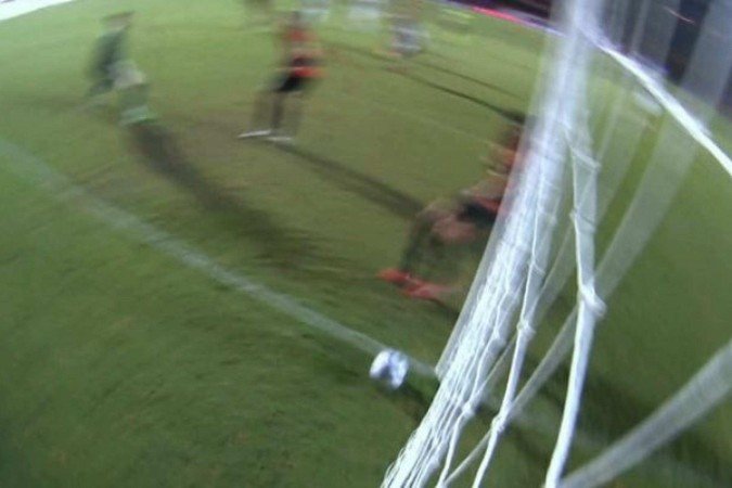 A imprensa e o Fortaleza publicaram imagens da bola inteira dentro do gol - (crédito: Foto: Reprodução de vídeo ) A imprensa e o Fortaleza publicaram imagens da bola inteira dentro do gol - (crédito: Foto: Reprodução de vídeo )