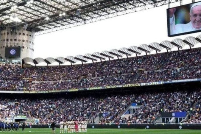 Antes do início do jogo, imagem do Papa Francisco apareceu no telão do estádio Giuseppe Meazza - (crédito: Foto: Marco Luzzani/Getty Images) Antes do início do jogo, imagem do Papa Francisco apareceu no telão do estádio Giuseppe Meazza - (crédito: Foto: Marco Luzzani/Getty Images)