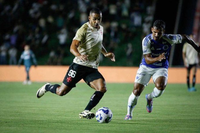 PAULO HENRIQUE – O melhor do Vasco. Jogou com determinação, participou bem no apoio e protagonizou algumas das melhores jogadas da partida. Destaque para uma investida em que cortou da lateral para o meio, entrou na área e obrigou Cássio a fazer uma grande defesa. Infelizmente, o gol do Cruzeiro saiu pelo seu lado, e ele poderia ter se saído melhor na marcação. NOTA: 7,0. Foto: Matheus Lima/Vasco.