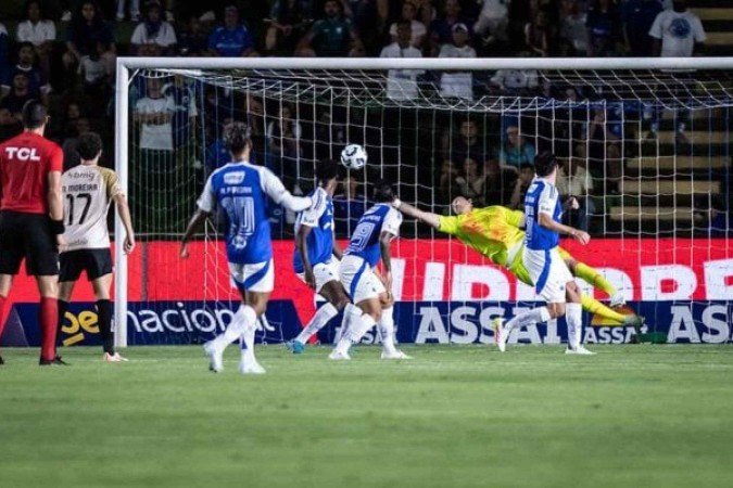 Cássio voa e evitar o gol de Coutinho, Goleiro do Cruzeiro foi determinante para a vitória de sua equipe - (crédito: Foto: Gustavo Aleixo/Cruzeiro) Cássio voa e evitar o gol de Coutinho, Goleiro do Cruzeiro foi determinante para a vitória de sua equipe - (crédito: Foto: Gustavo Aleixo/Cruzeiro)