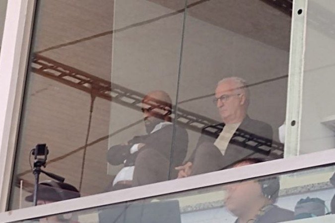 Dorival Júnior, ao lado de Fabinho Soldado, marca presença no Maracanã - (crédito: Foto: Carlos Mello/J10) Dorival Júnior, ao lado de Fabinho Soldado, marca presença no Maracanã - (crédito: Foto: Carlos Mello/J10)
