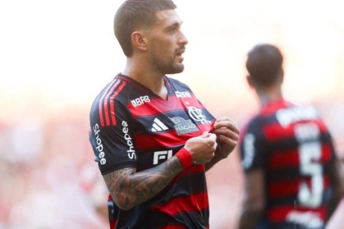 ARRASCAETA – Excelente visão de jogo e passes precisos, como aquele para Cebolinha no lance do primeiro gol. Quase fez um gol histórico do meio de campo. Passou raspando. Mas ainda no primeiro tempo fez um golaço. No segundo tempo, mandou uma na trave e sofreu o pênalti do quarto gol.  NOTA 9,0. Foto: Gilvan de Souza/Flamengo