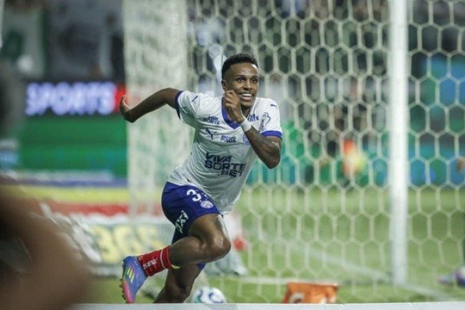 BAHIA - O tÃ©cnico RogÃ©rio Ceni veio ao Allianz para encarar o Palmeiras de peito aberto. O Tricolor criou, atacou e incomodou o VerdÃ£o. Grande atuaÃ§Ã£o coletiva que termina no gol de Kayke, arma que saiu do banco de reservas - NOTA: 8,0 - Foto: Rafael Rodrigues/EC Bahia