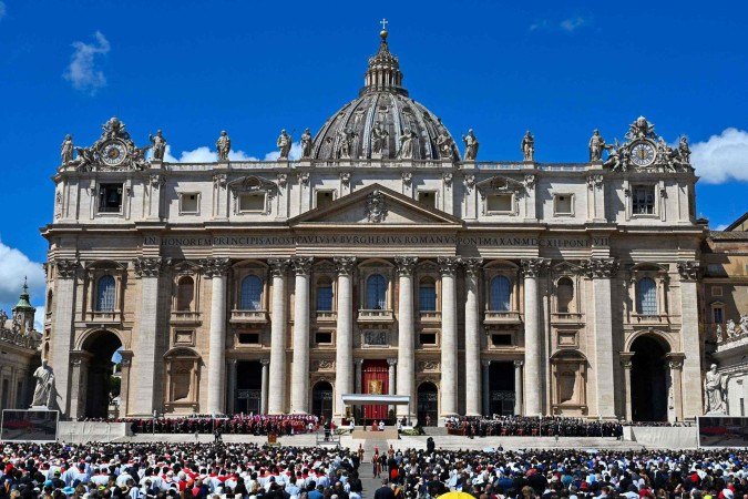 Participantes, lÃ­deres mundiais, membros da realeza e membros do clero comparecem ao funeral do Papa Francisco na PraÃ§a de SÃ£o Pedro, no Vaticano, em 26 de abril de 2025       -  (crédito: Andreas SOLARO / AFP)