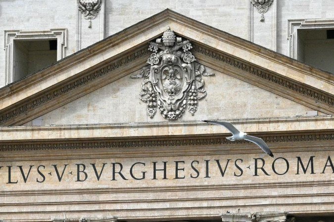 Uma gaivota sobrevoa a galeria central da Praça de São Pedro após a morte do Papa Francisco no Vaticano em 21 de abril de 2025      