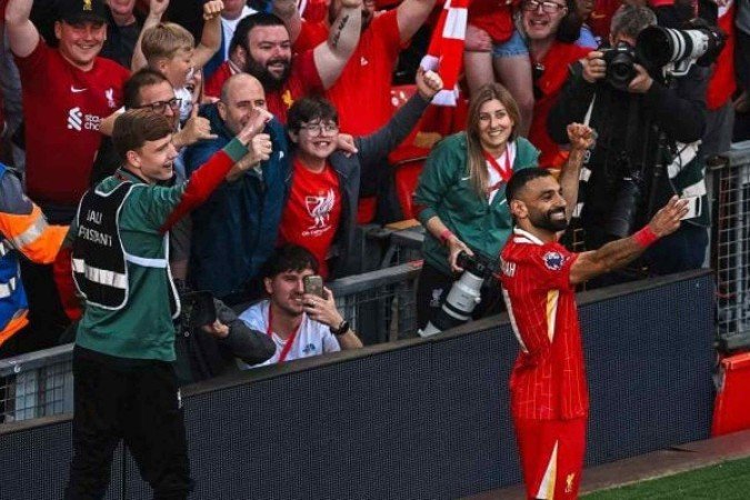 Salah faz o seu gol e pega celular de torcedor para tirar selfie na comemoração. Liverpool sagrou-se campeão inglês - (crédito: Foto: Divulgação/ Liverpool) Salah faz o seu gol e pega celular de torcedor para tirar selfie na comemoração. Liverpool sagrou-se campeão inglês - (crédito: Foto: Divulgação/ Liverpool)