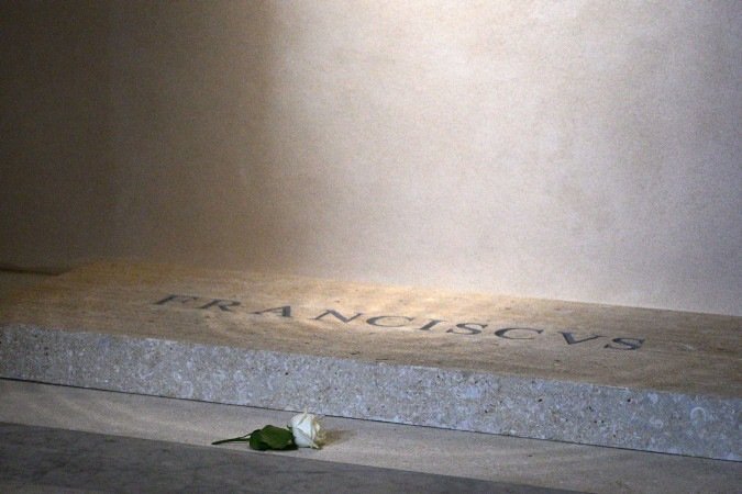 Uma rosa branca repousa sobre o túmulo do Papa Francisco em Santa Maria Maggiore, em Roma, um dia após seu funeral no Vaticano, em 27 de abril de 2025 - (crédito: Tiziana FABI / AFP) Uma rosa branca repousa sobre o túmulo do Papa Francisco em Santa Maria Maggiore, em Roma, um dia após seu funeral no Vaticano, em 27 de abril de 2025 - (crédito: Tiziana FABI / AFP)