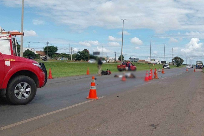 Acidente envolvendo moto, carro e ônibus deixa uma vítima fatal. - (crédito: CBMDF) Acidente envolvendo moto, carro e ônibus deixa uma vítima fatal. - (crédito: CBMDF)