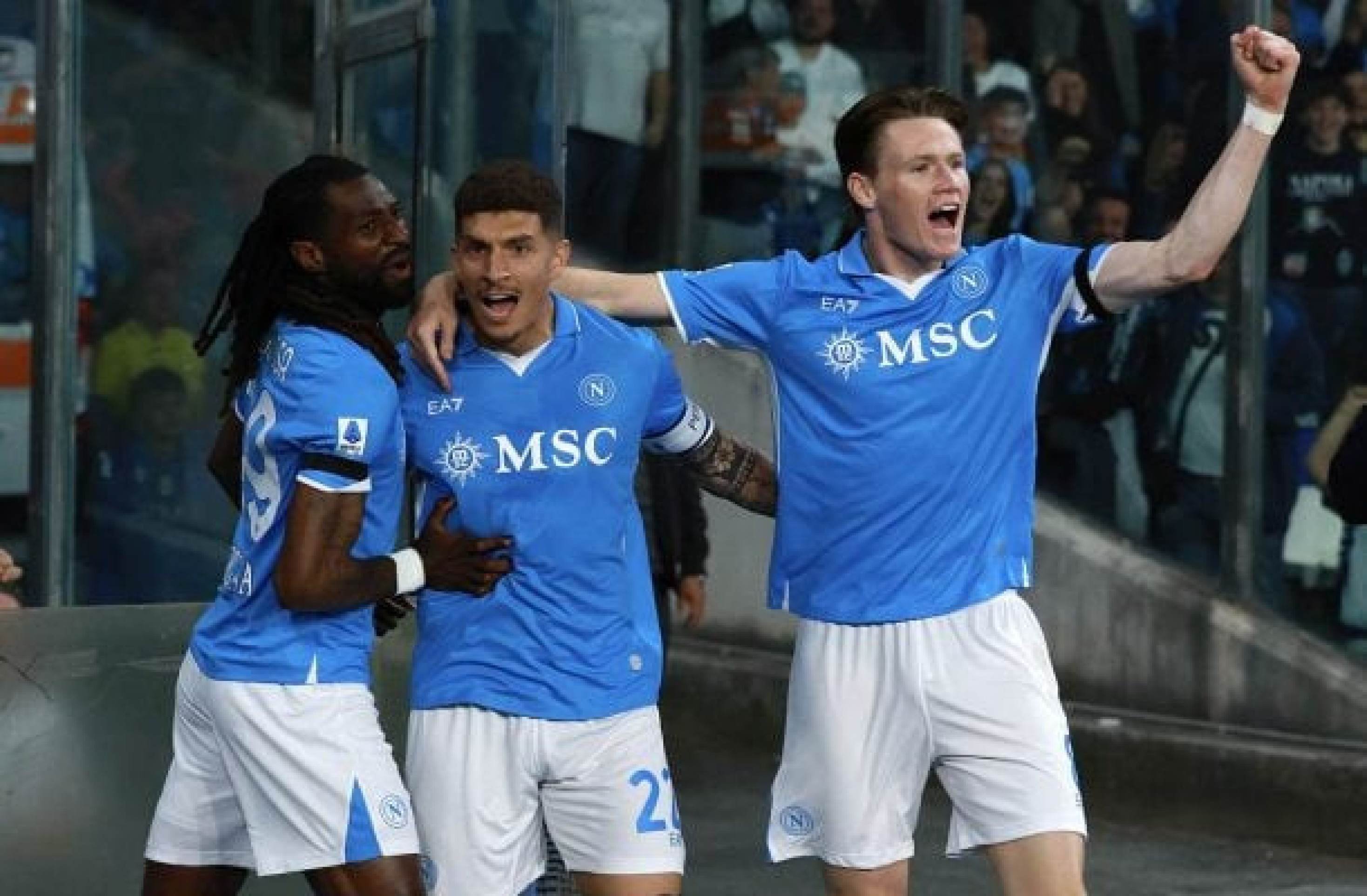Napoli vence, assume liderança e fica perto do título italiano