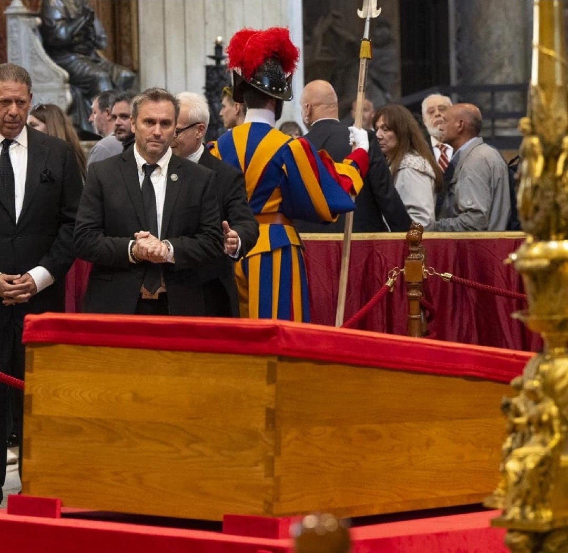 Adrian Pallarols diante do caixão de Francisco, na tarde a última sexta-feira, na Basílica de São Pedro