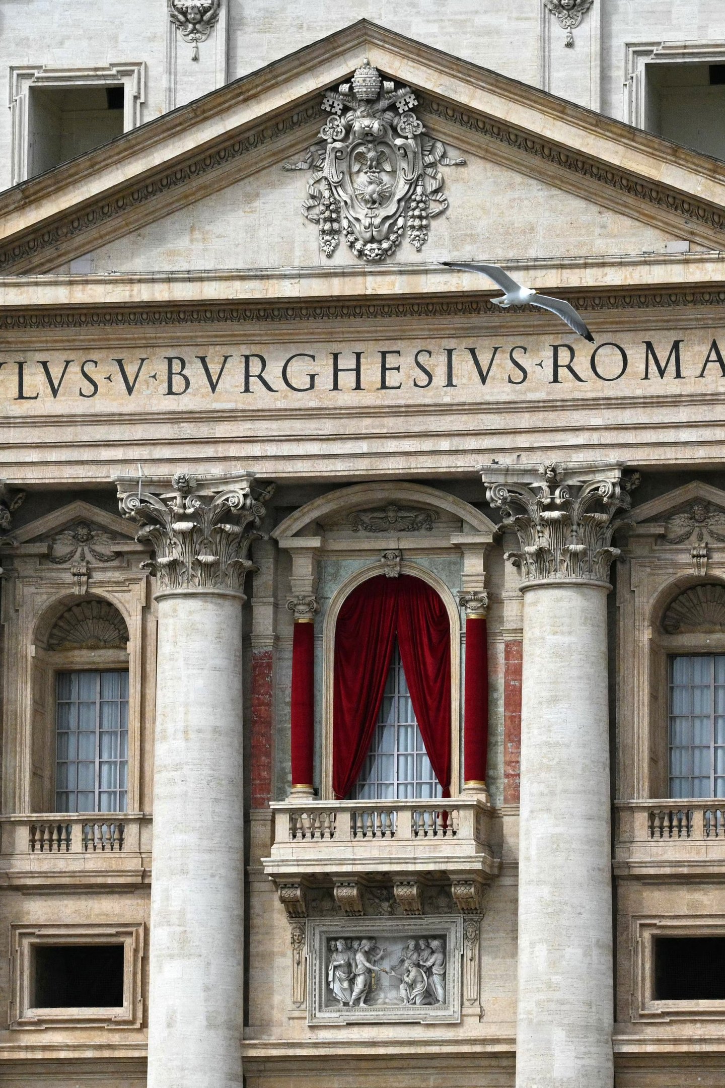 Da varanda da basílica de São Pedro, o cardeal protodiácono anuncia 