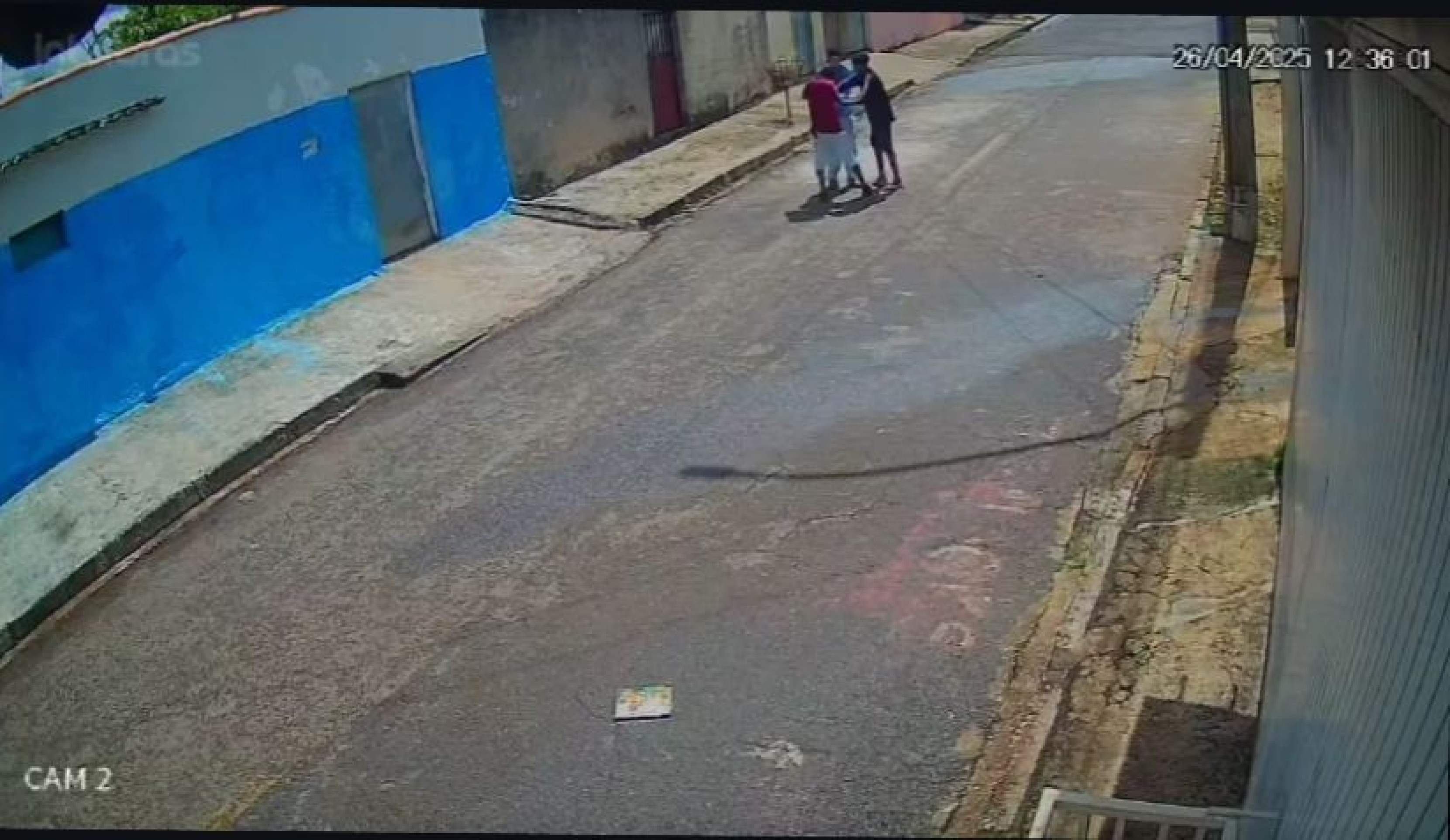 Vídeo: criminosos arrancam tênis de estudante durante assalto