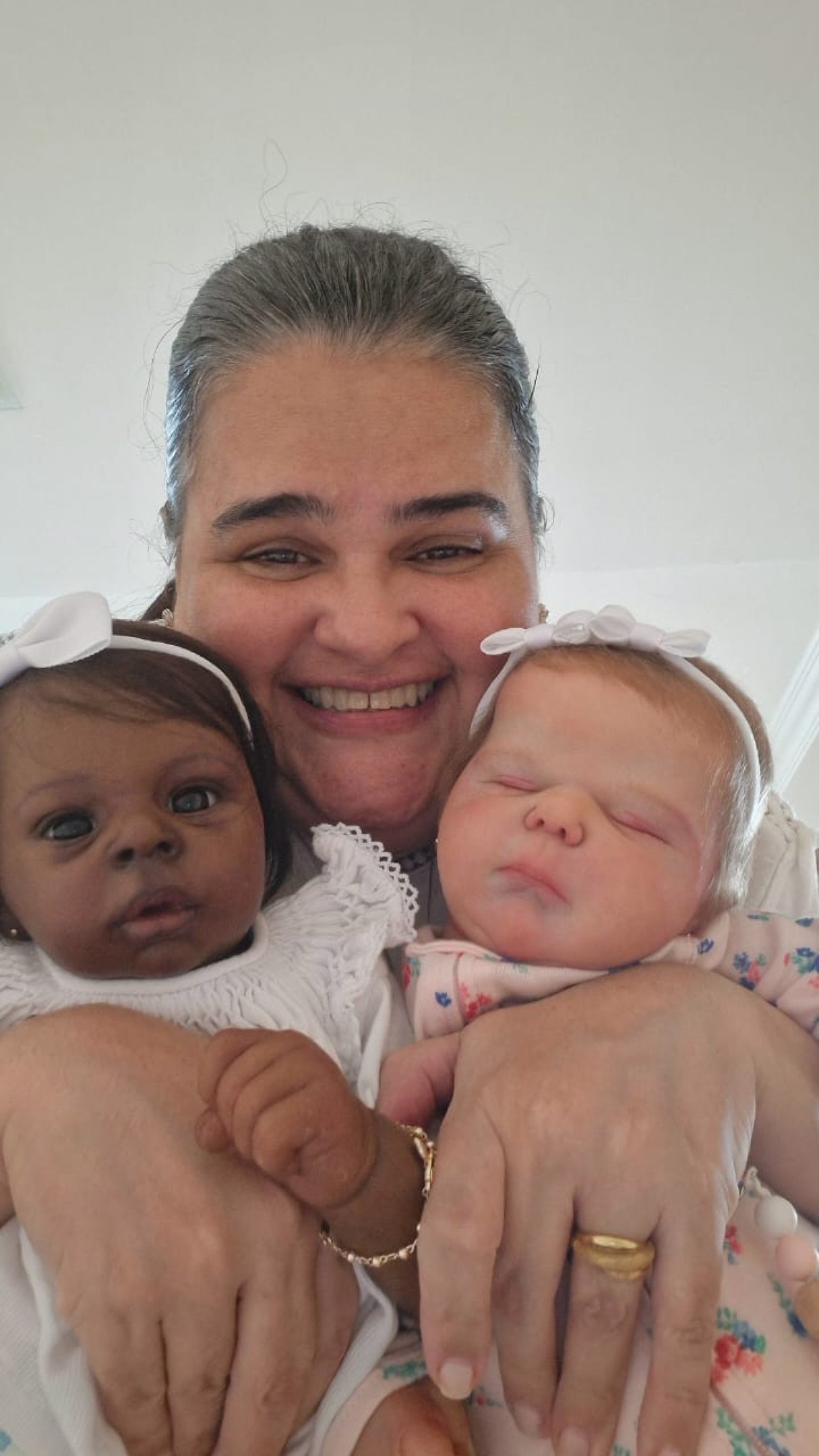 Lara é colecionadora de bebês reborn